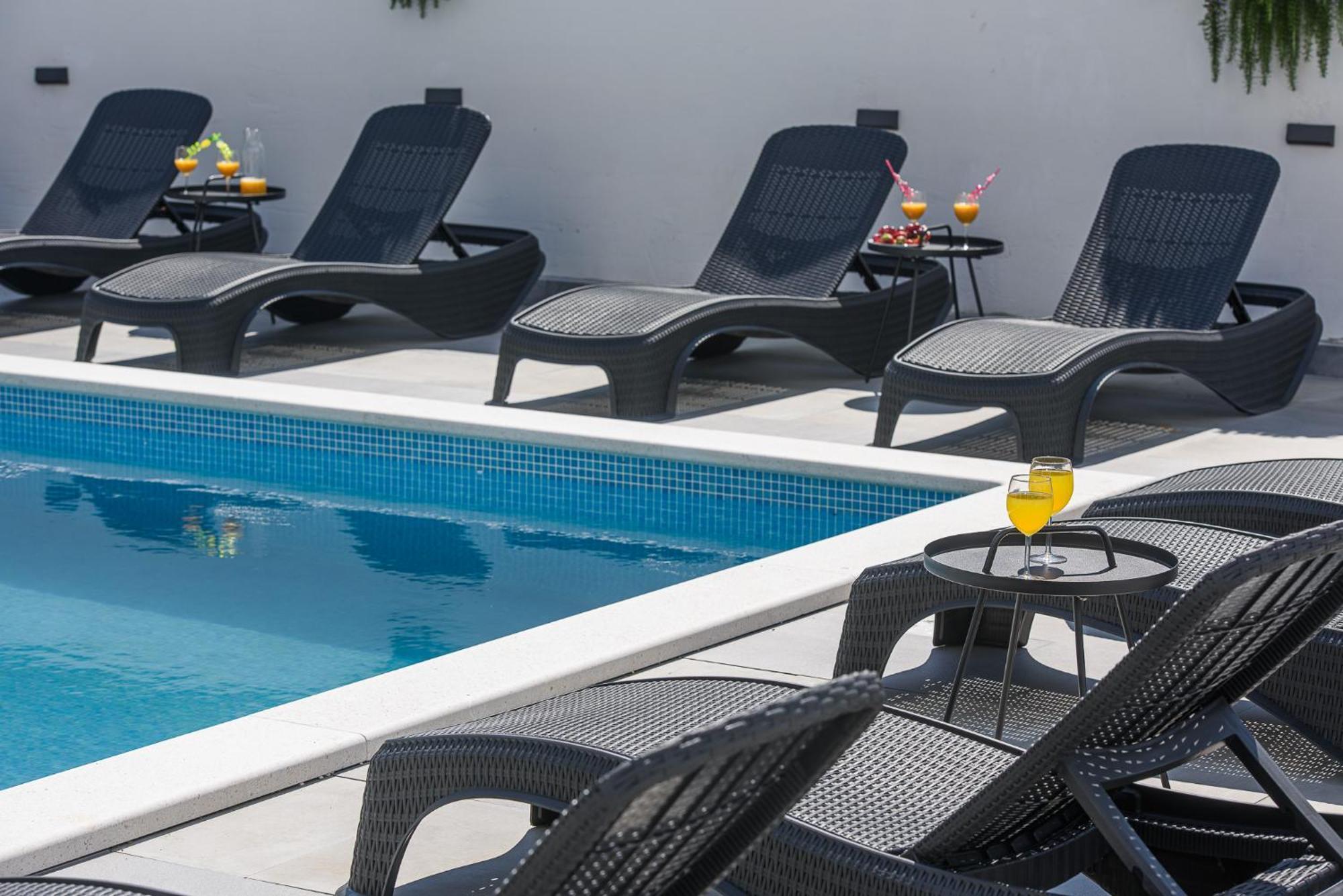 Villa Barbara & Zoran With Free Parking And Heated Swimming Pool Сегет Враница Екстериор снимка