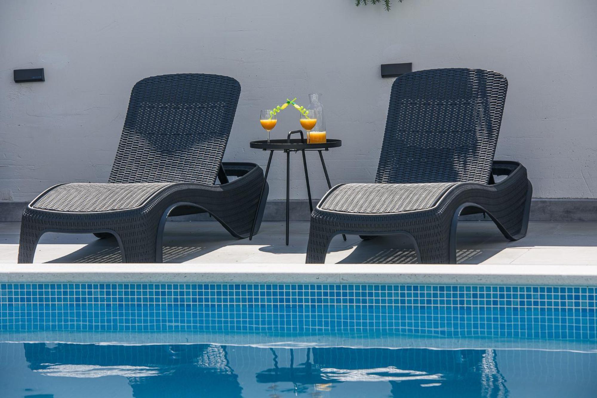 Villa Barbara & Zoran With Free Parking And Heated Swimming Pool Сегет Враница Екстериор снимка