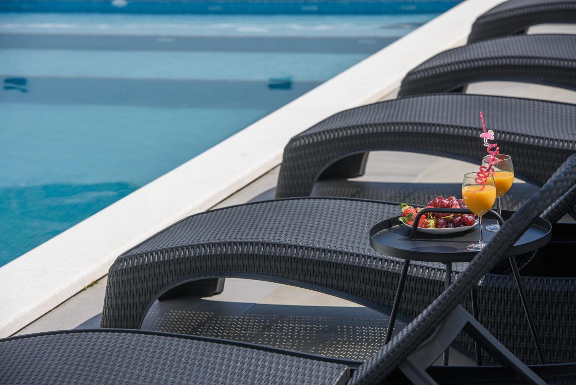 Villa Barbara & Zoran With Free Parking And Heated Swimming Pool Сегет Враница Екстериор снимка