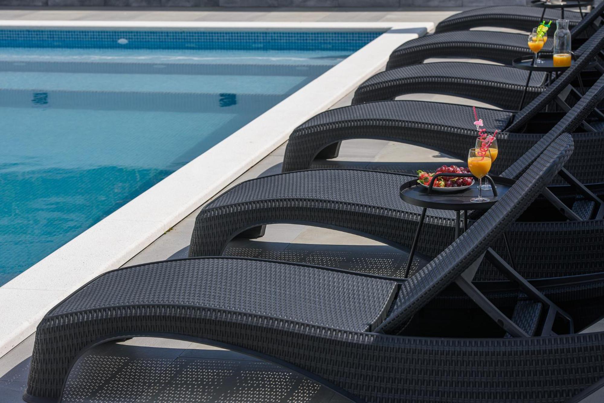 Villa Barbara & Zoran With Free Parking And Heated Swimming Pool Сегет Враница Екстериор снимка