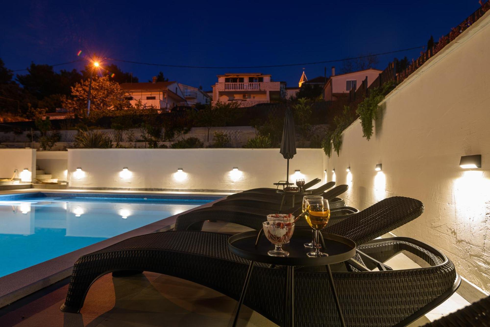 Villa Barbara & Zoran With Free Parking And Heated Swimming Pool Сегет Враница Екстериор снимка