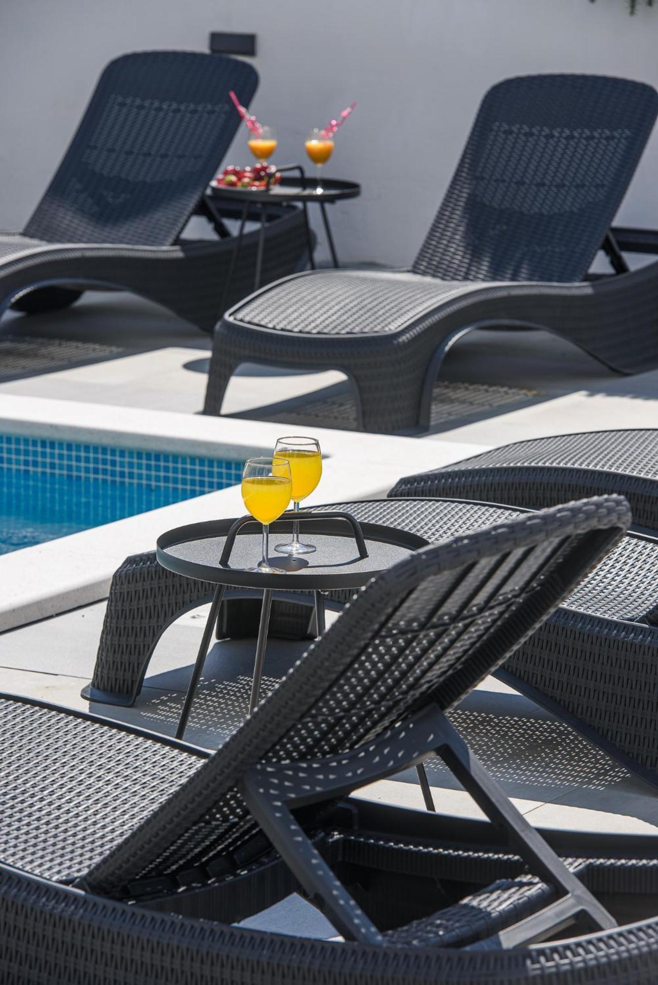 Villa Barbara & Zoran With Free Parking And Heated Swimming Pool Сегет Враница Екстериор снимка